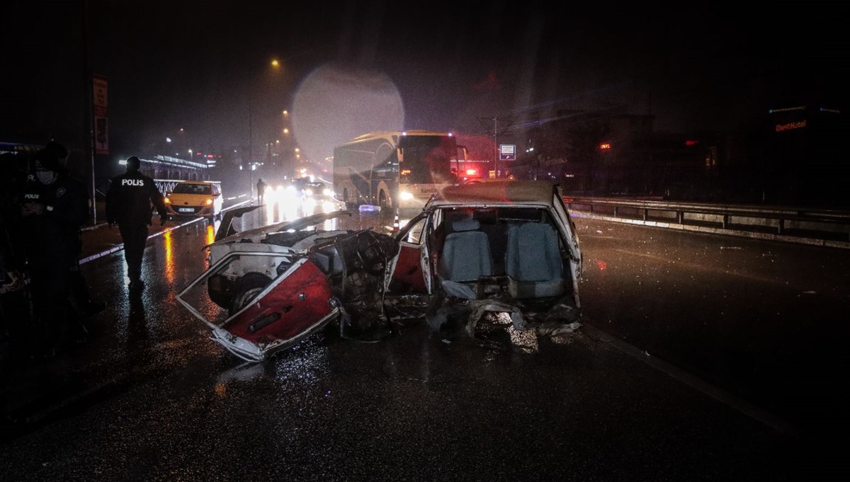 Bursa'da kaza yapan otomobil 2'ye bölündü