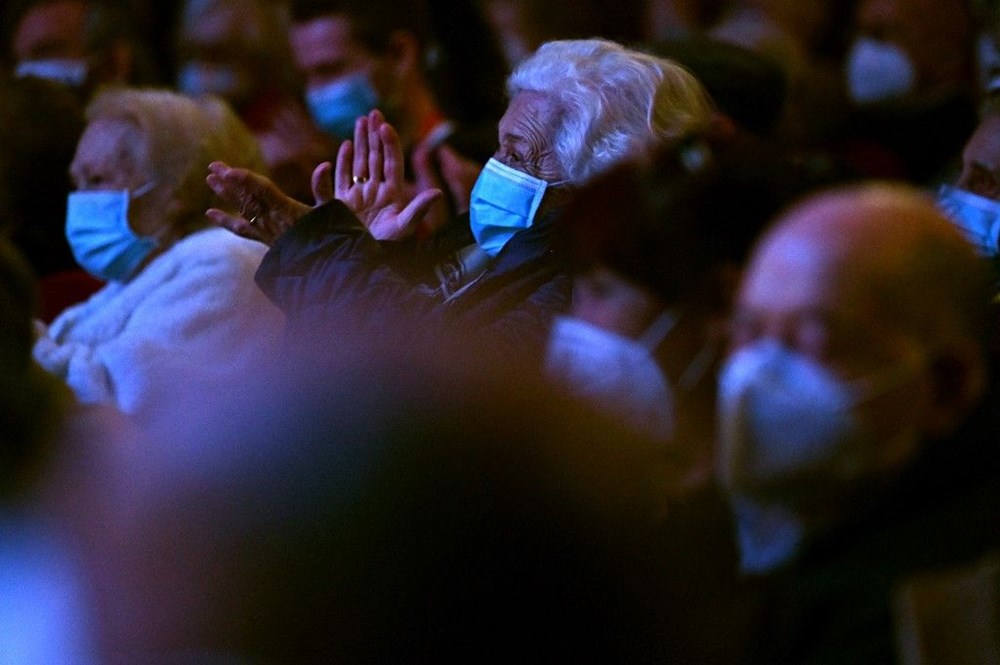 Madrid'de corona virüs aşısı olan yaşlılar için tiyatroda özel gösterim - 9