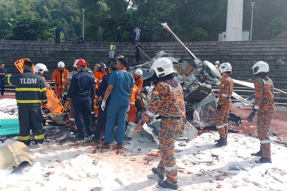Malezya'da askeri helikopterler havada çarpıştı: 10 ölü - 1