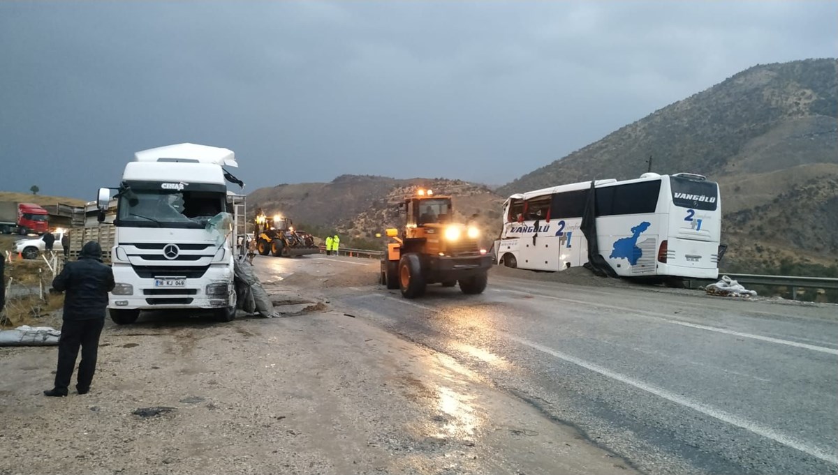 Bitlis'te TIR ve yolcu otobüsü çarpıştı: 2 ölü, 12 yaralı