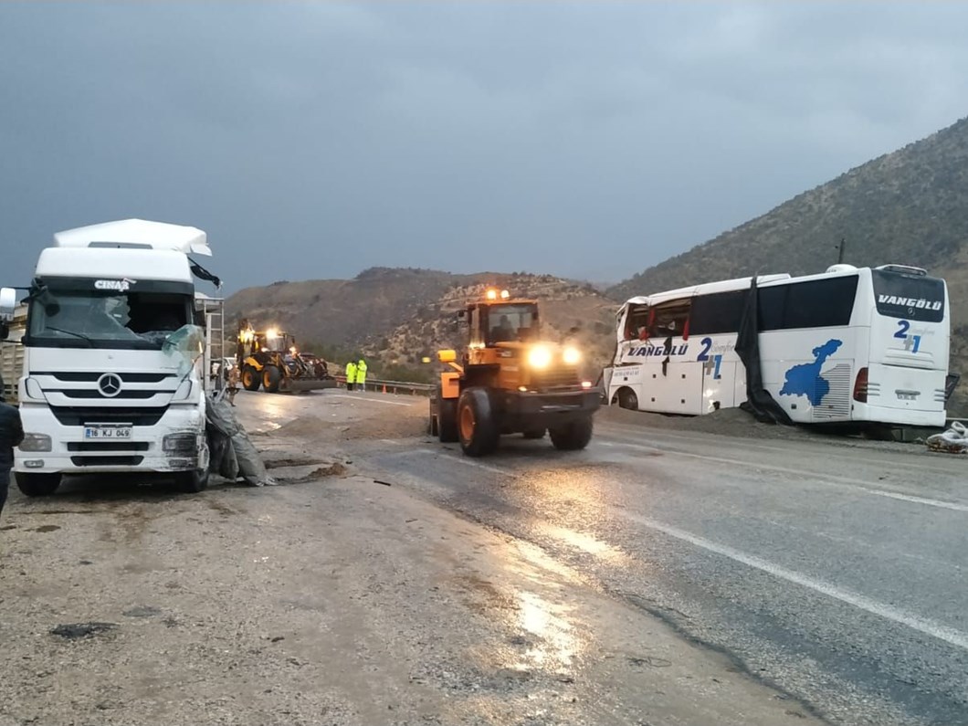 Bitlis Te Tir Ve Yolcu Otobusu Carpisti 2 Olu 12 Yarali Ntv