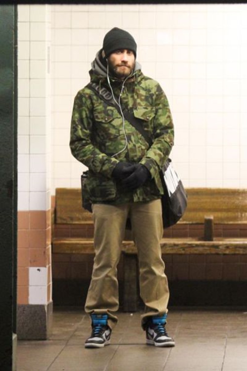 Одетый бомж. Джейк Джилленхол в метро. Джейк Джилленхол стиль одежды. Джейк Джилленхол в жизни. Джейк Джилленхол в метро фото.