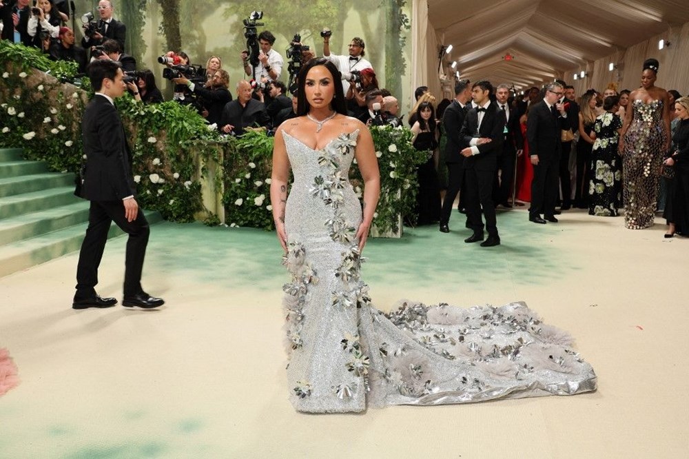 Modanın ən böyük gecəsi Met Gala-da zəriflik yarışı - 17