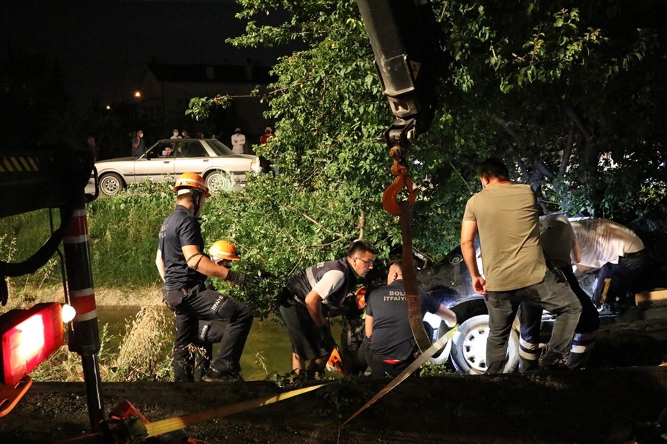 Otomobilde sıkışan sürücüyü itfaiye kurtardı - 1