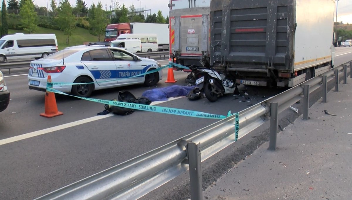 Tem yolunda kaza: Kamyonete arkadan çarpan motosiklet sürücüsü hayatını kaybetti Tem yolunda kaza: Kamyonete arkadan çarpan motosiklet sürücüsü hayatını kaybetti
