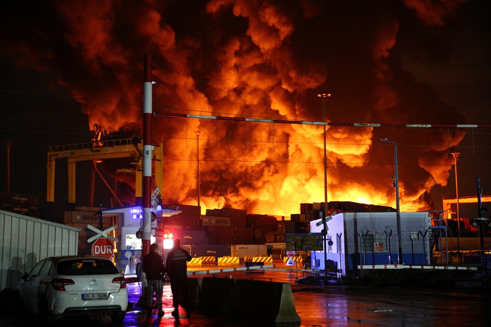 İskenderun Limanı'nda depremde devrilen konteynerlerde çıkan yangın sürüyor - 1