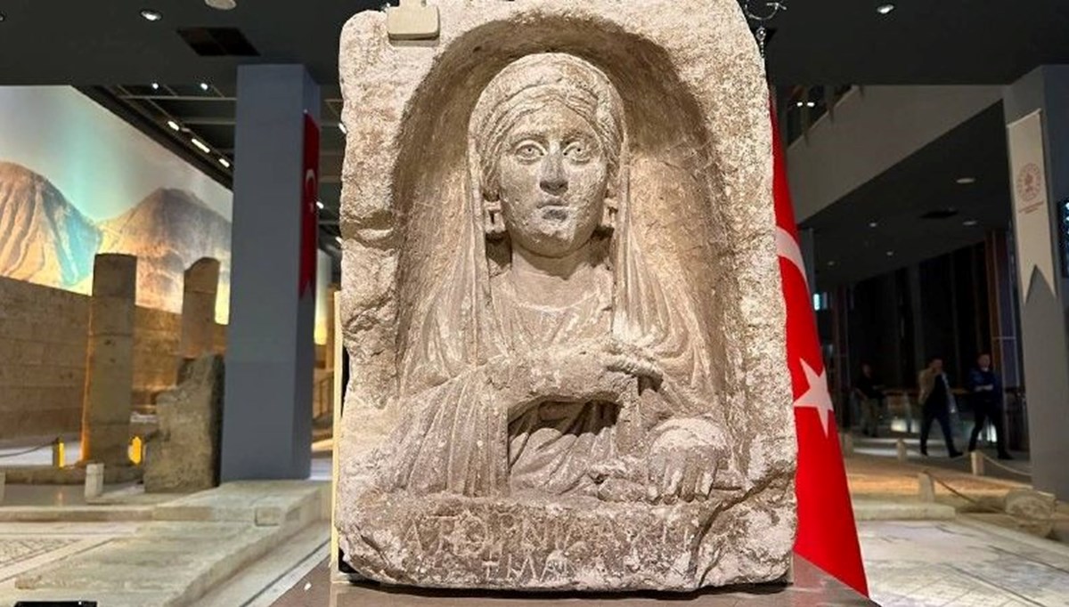 Zeugma kökenli mezar steli Türkiye’ye iade edildi Zeugma kökenli mezar steli Türkiye’ye iade edildi