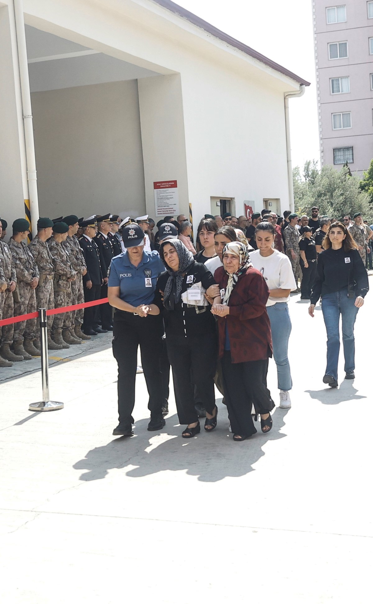 Mersin İl Emniyet Müdürlüğü Özel Harekat Şube Müdürlüğü binasında düzenlenen törene şehidin ailesi ve yakınları katıldı.