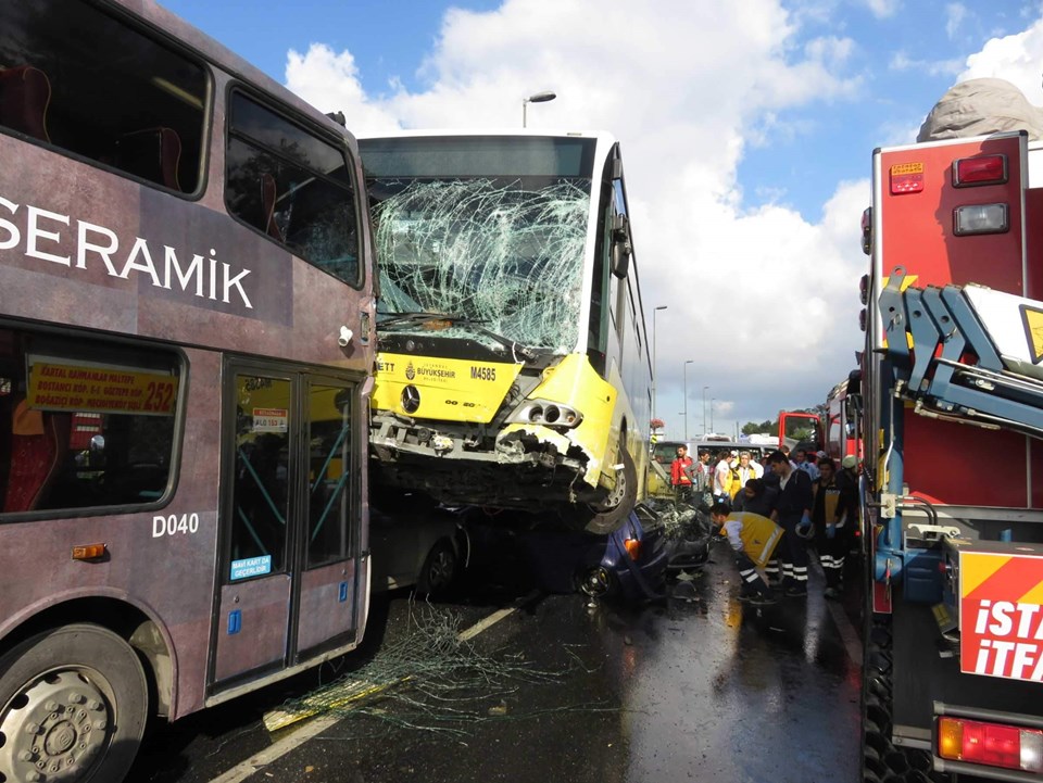 Metrobüs kaza yaptı: 11 yaralı - 3