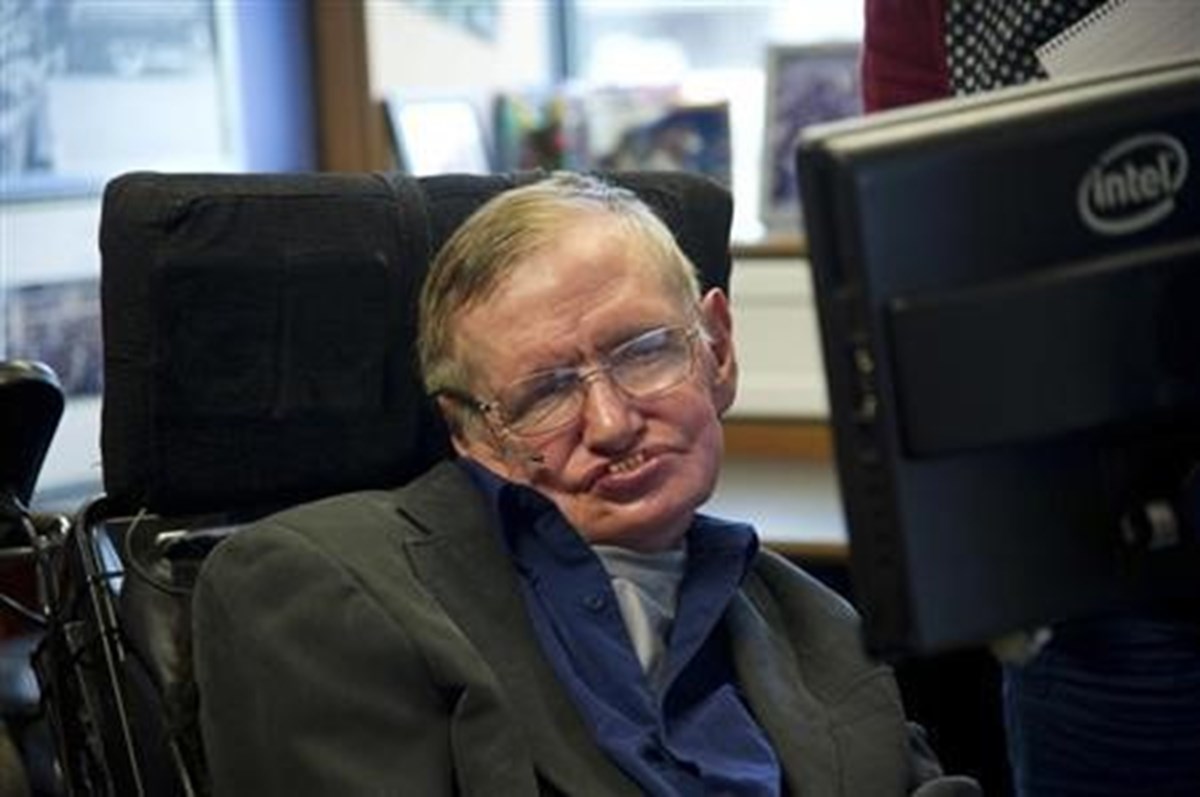 Robotlaşma üzerine yaptığı çıkışlarla son zamanlarda medyada geniş yer bulan ünlü İngiliz astrofizikçi Prof. Dr. Stephen Hawking geçtiğimiz günlerde yayınladığı bir makalesinde söz konusu sorunun kaynağının robotlar değil, robot teknolojisinin kullanımını ve sahiplerini belirleyen kapitalizm olacağını vurgulamiştı.