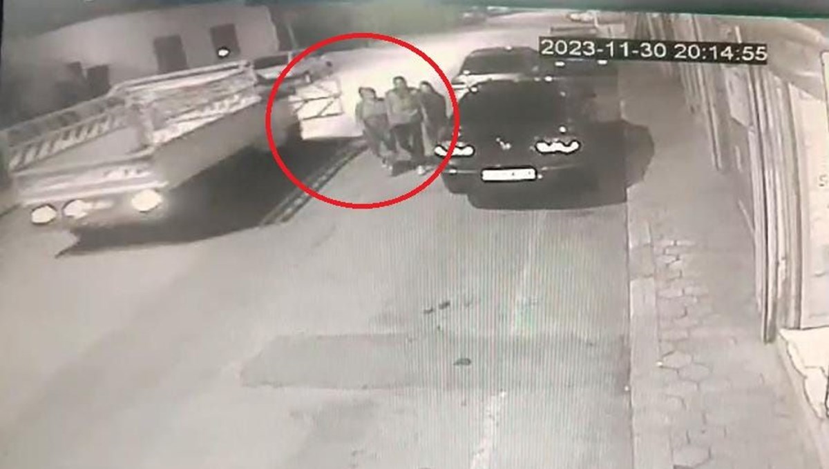 Yolda yürüyen kadına kamyonetin kapağı böyle çarptı Yolda yürüyen kadına kamyonetin kapağı böyle çarptı