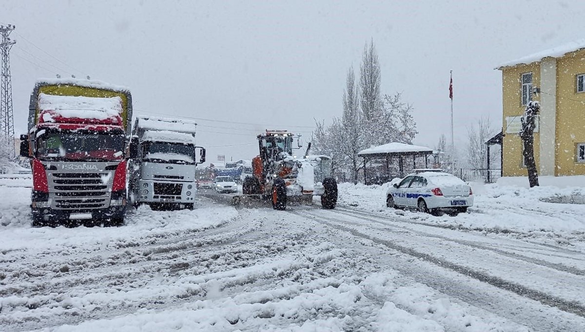Kardan kapanan Tunceli-Erzincan kara yolu ulaşıma açıldı Kardan kapanan Tunceli-Erzincan kara yolu ulaşıma açıldı