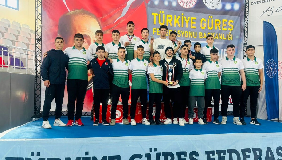 Manisa BBSK güreşçileri Afyonkarahisar’dan madalyalarla döndü Manisa BBSK güreşçileri Afyonkarahisar’dan madalyalarla döndü