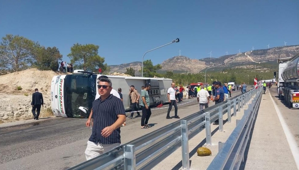 Ölüm virajında feci kaza: Üç ölü, altı yaralı