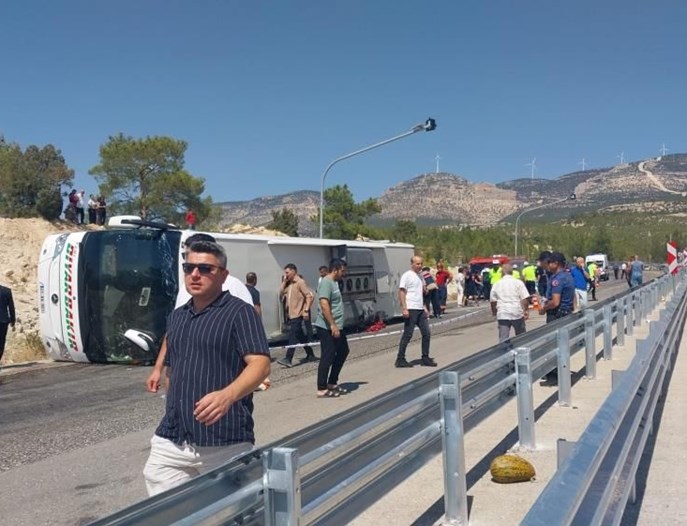 Ölüm virajında feci kaza: Üç ölü, altı yaralı