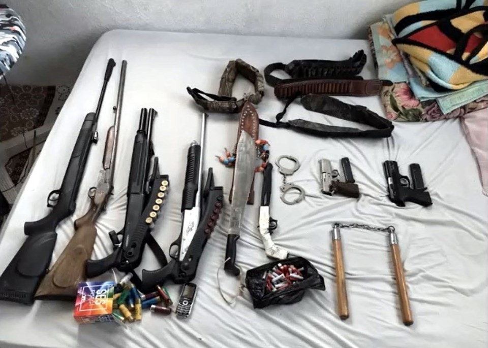 Ruhsatsız tabancalar, pompalı tüfekler, pala, mınçıka, kelepçe evde bulunan diğer aletler.