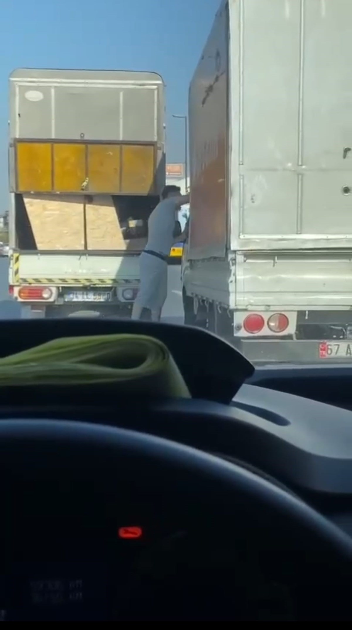 Üsküdar'da yol verme kavgası: Sürücünün üzerine yürüdü