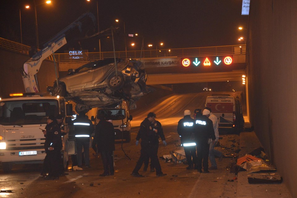 Konya'da minibüs ile otomobil çarpıştı: 3 ölü - 1