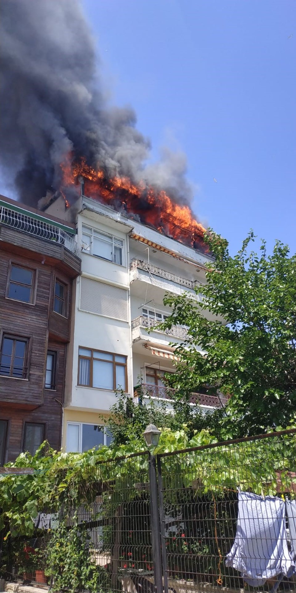 İstanbul Sarıyer'de korkutan yangın - 2