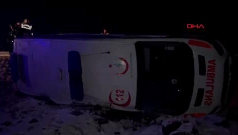 Ambulans şarampole devrildi: 1 yaralı