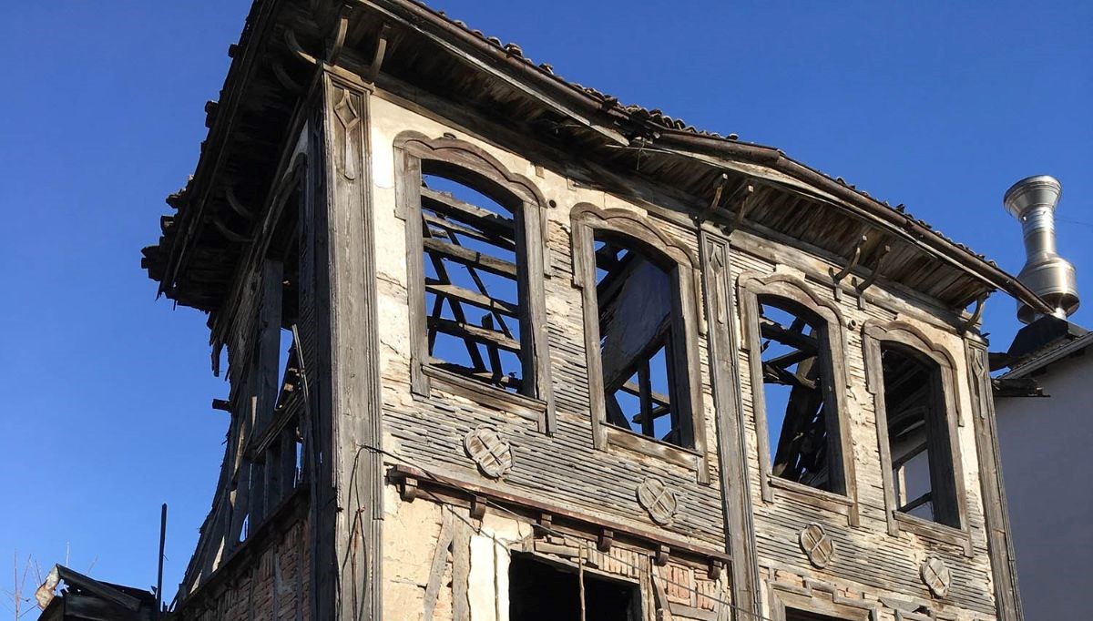 103 yıllık tarihi konak ihtişamlı günlerine dönüyor: İlk kazma vuruldu