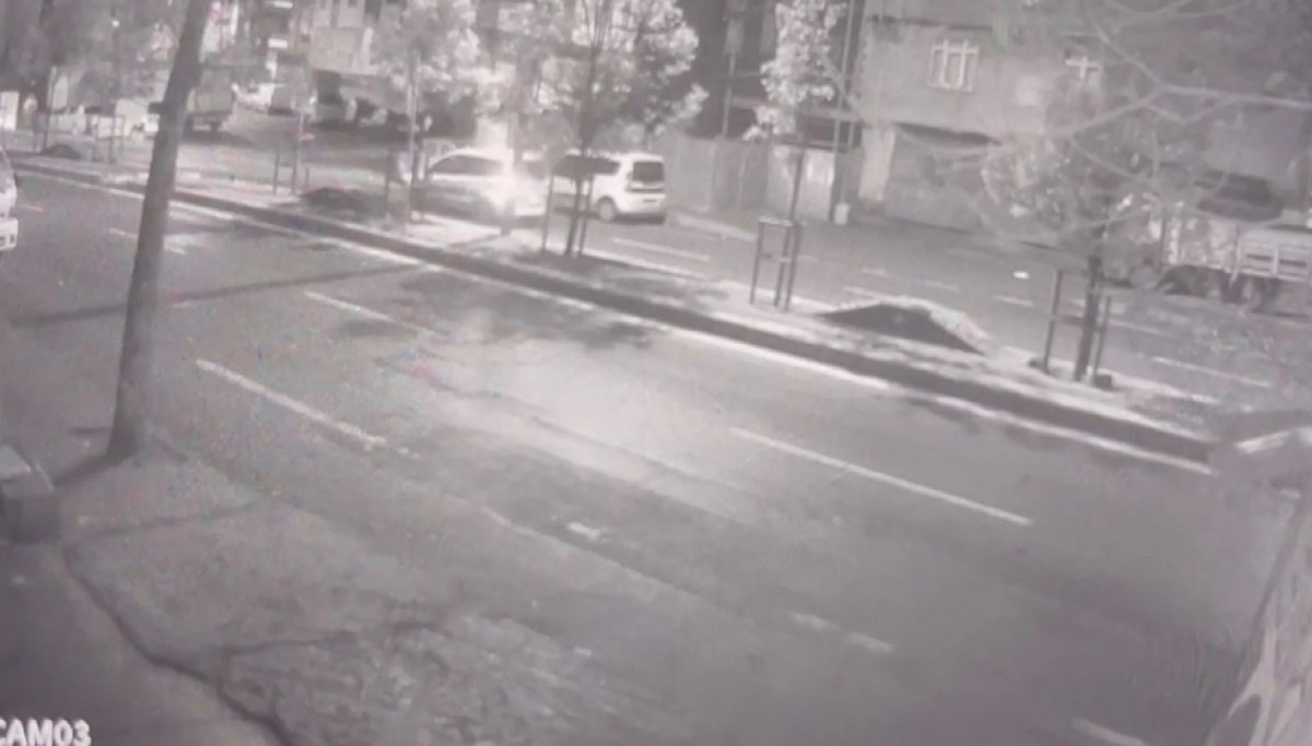 Sultangazi'de otomobile silahlı saldırı: 3 yaralı Sultangazi'de otomobile silahlı saldırı: 3 yaralı