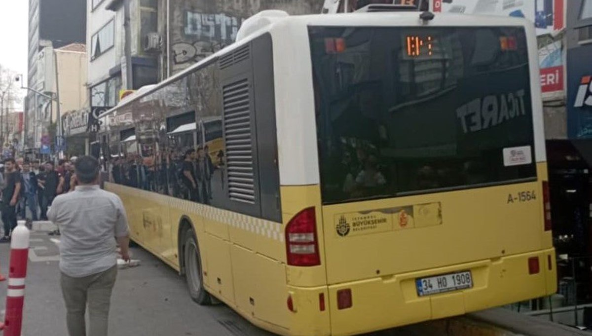 İETT otobüsü kaldırımdaki yayalara çarptı İETT otobüsü kaldırımdaki yayalara çarptı