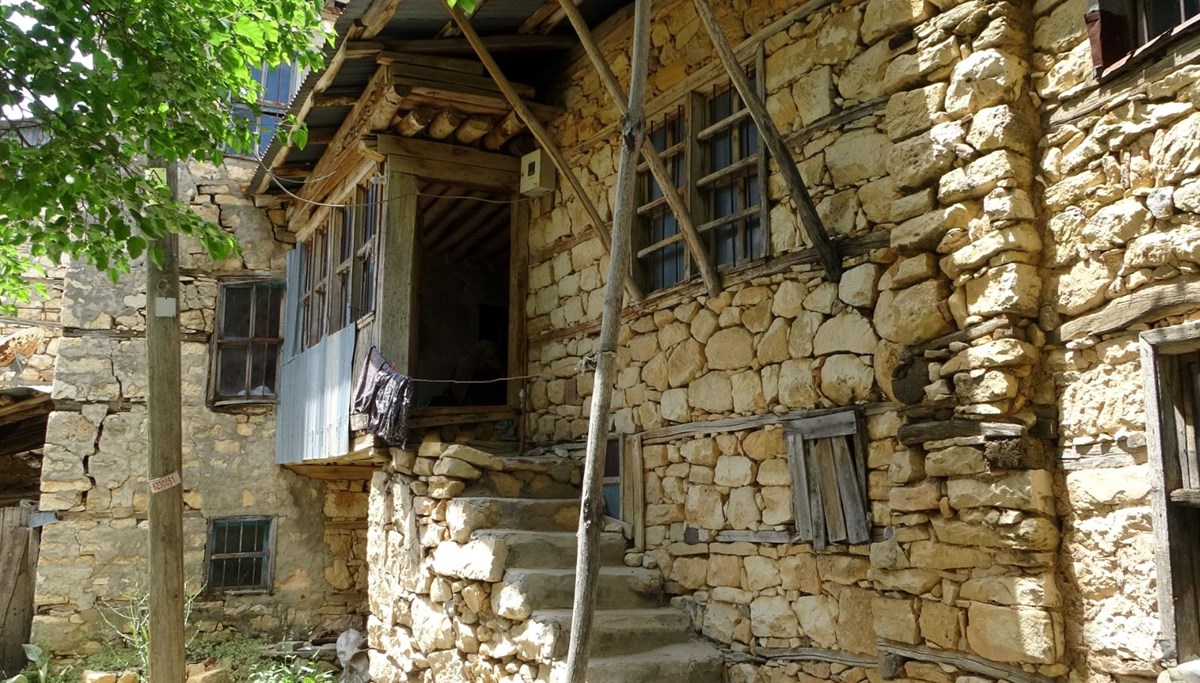 Tarihi yapıların sessiz ustaları: ''Çarpma toprağı'' tekniğiyle yapılara estetik katıyorlar