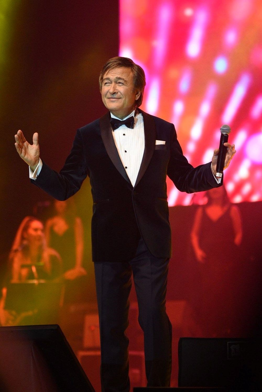 Hakan Kurtaş'ın Zamanda Yolculuğu: Babasıyla İnanılmaz Benzerliği! 221 5hFGPy vUk20nt3iBgOgNg