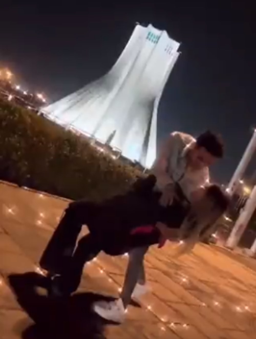 İran'da Azadi Kulesi'nin önünde dans eden çifte 10 yıl ceza: Suçları, izinsiz toplamak ve kamu fuhşuna teşvik - 4