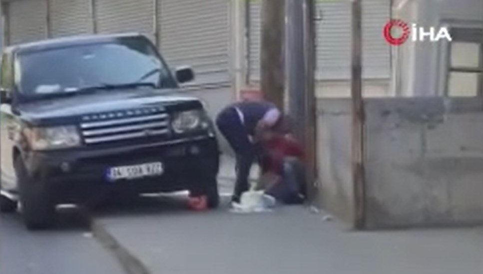 Sokak ortasında kadına şiddet