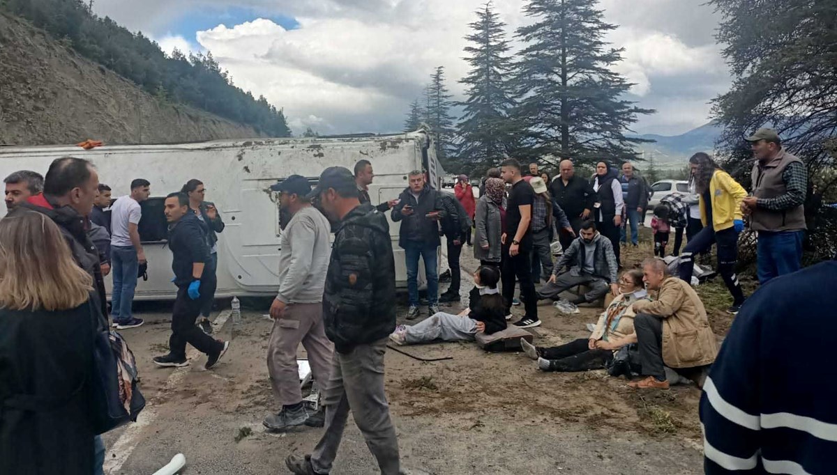 Yolcu minibüsü devrildi: Yaralılar var