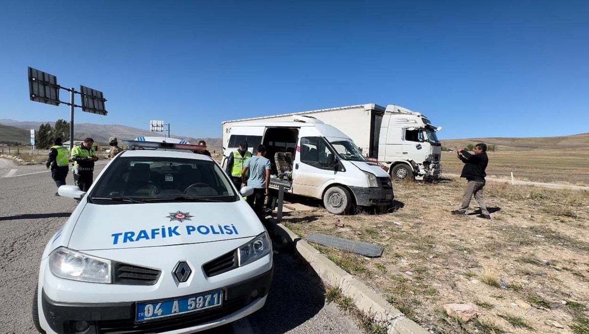 Ağrı'da feci kaza: 1 ölü, 2 yaralı Ağrı'da feci kaza: 1 ölü, 2 yaralı
