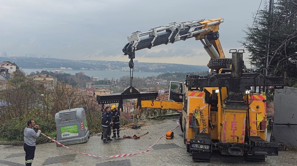 İstanbul'da yağmur kaza getirdi: İETT otobüsü kaydı bahçeye düştü - 1