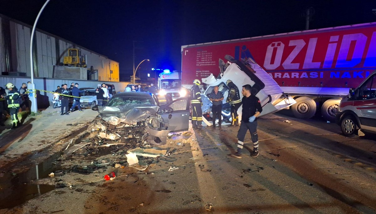 Kocaeli'de otomobil, TIR'la çarpıştı: 6 yaralı Kocaeli'de otomobil, TIR'la çarpıştı: 6 yaralı