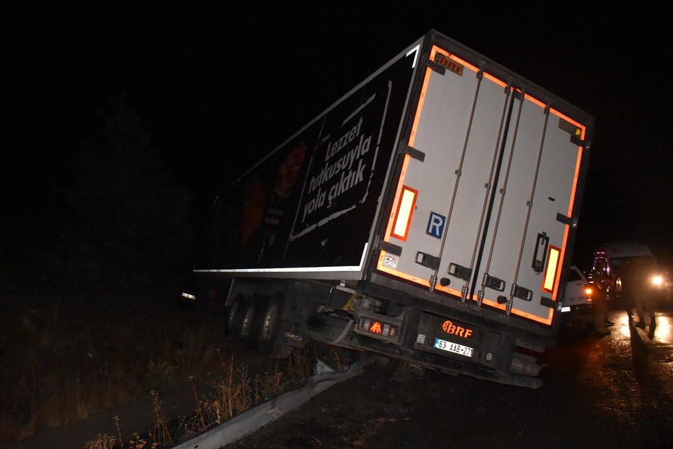 Kars'ta otomobil ile TIR çarpıştı: 4 ölü, 1 yaralı - 1