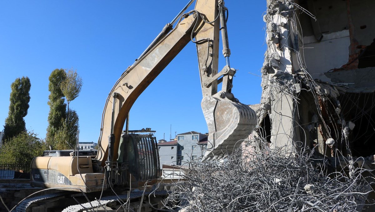 Deprem riski nedeniyle boşaltılan kültür merkezinin yıkılıyor