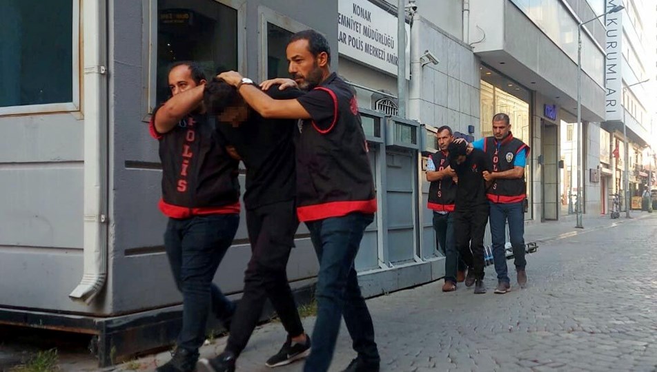 İzmir'de Kur'an-ı Kerim'e saygısızlık yapan 2 kişi tutuklandı