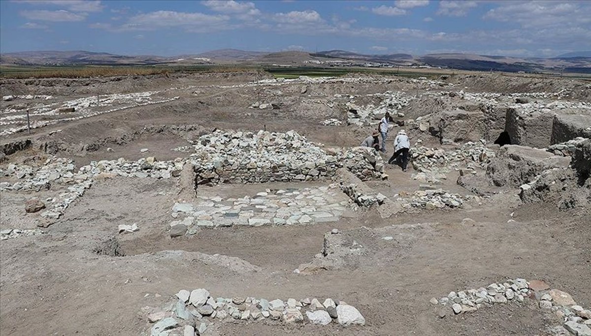 Oluz Höyük'teki kazılarda 18 yılda 6 uygarlığa ait 2 binden fazla eser bulundu
