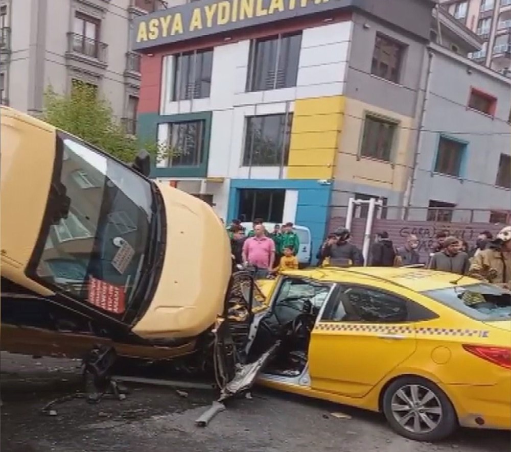 İstanbul'da feci kaza: Karşı şeride geçen minibüs taksiye çarptı - 3