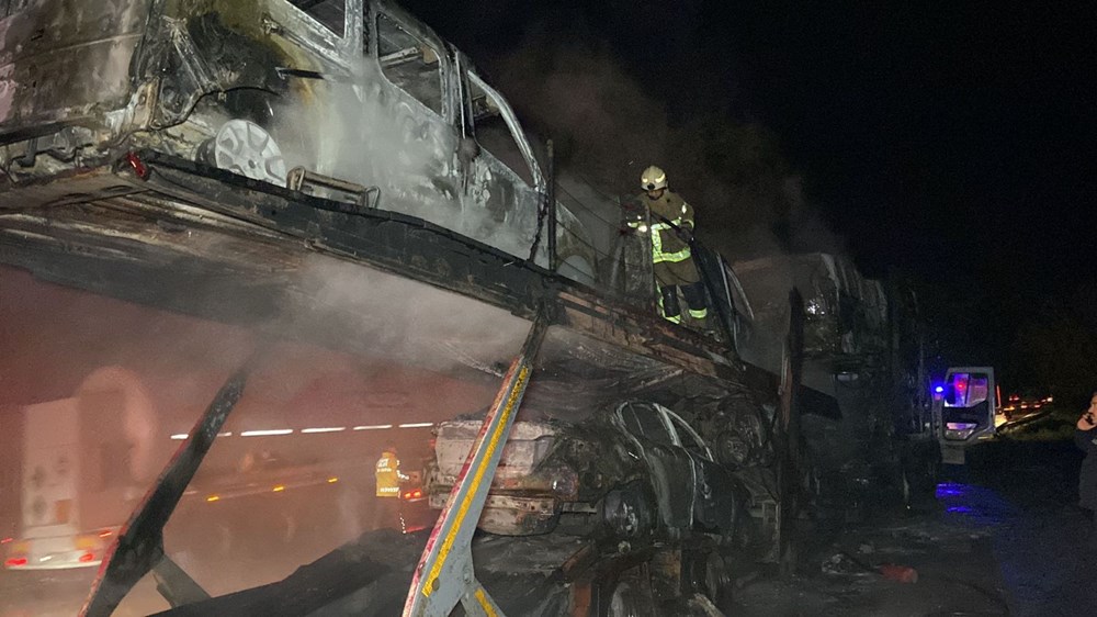 Sıfır araçları taşıyan TIR'da yangın çıktı - 3