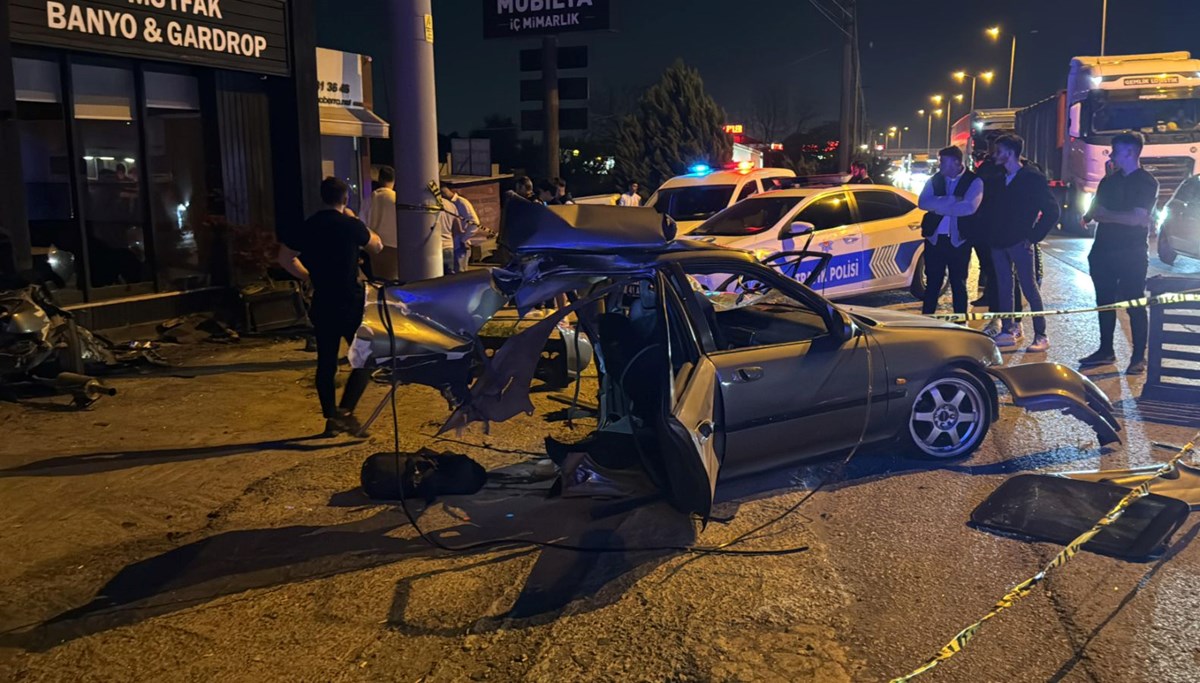 Kocaeli'de otomobil yayaya ve elektrik direğine çarptı: 1 ölü, 1 yaralı