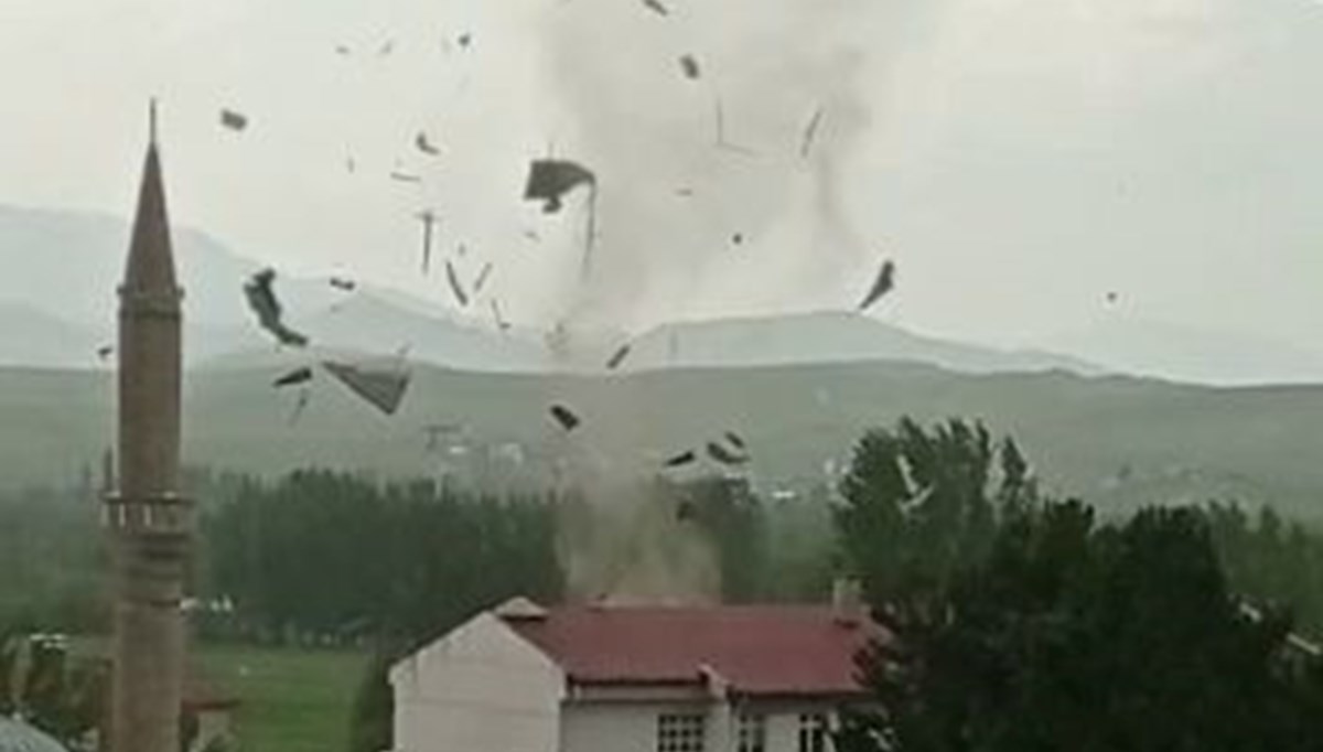 Sivas'ta hortum çatıları uçurdu Sivas'ta hortum çatıları uçurdu