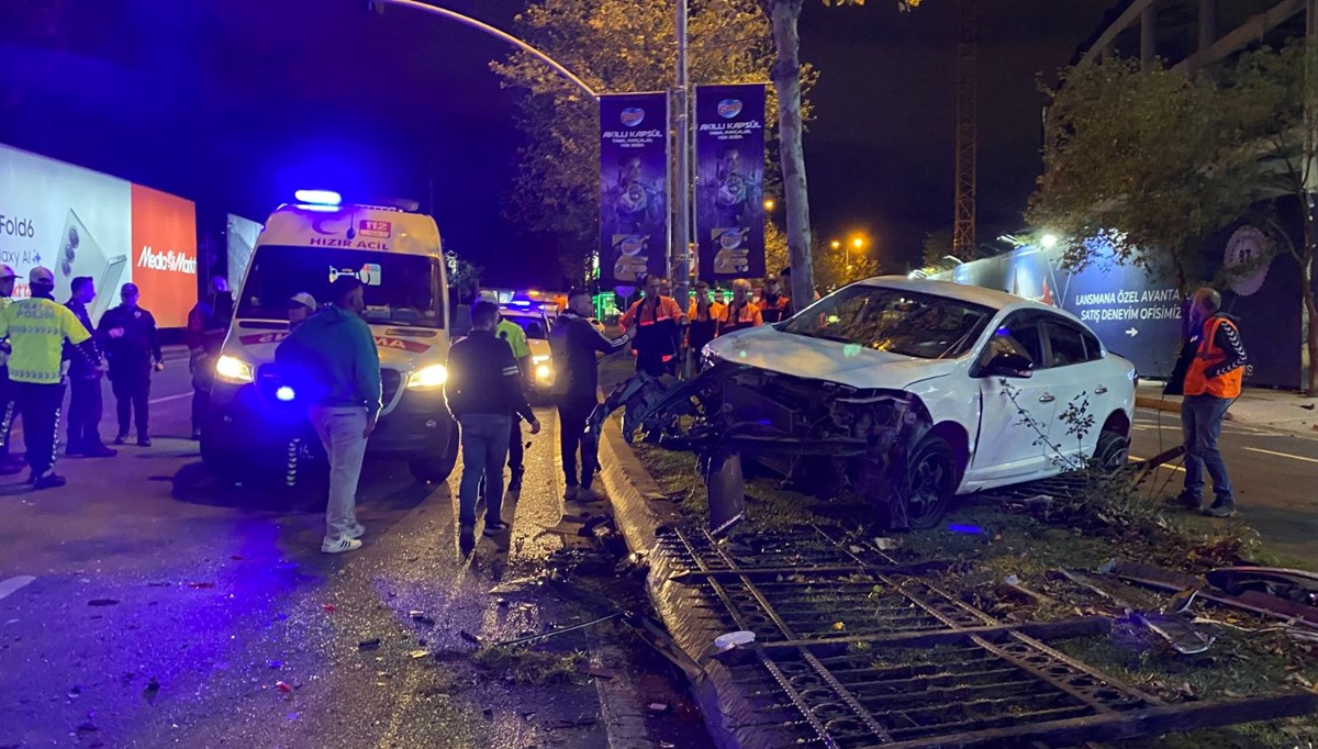 Sarıyer'de alkollü sürücünün kullandığı araç refüje girdi: 2 yaralı