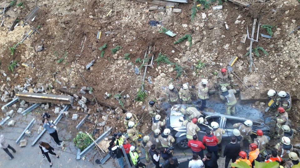 Başakşehir'de istinat duvarı çöktü: Bir kişinin cansız bedenine ulaşıldı - 1