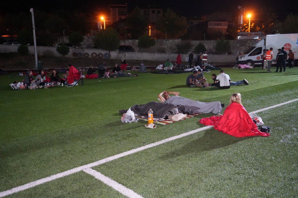 Deprem sonrası parklarda bahçelerde sabahladılar - 7