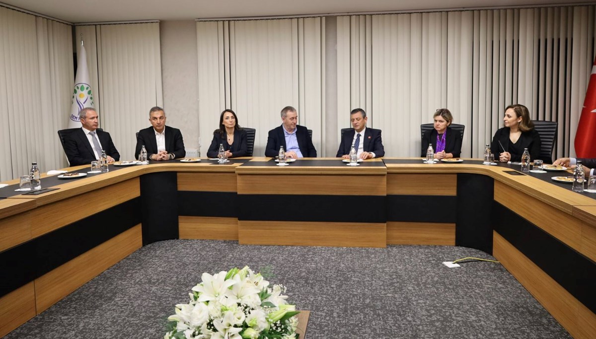 Özgür Özel'den DEM Parti’ye taziye ziyareti Özgür Özel'den DEM Parti’ye taziye ziyareti