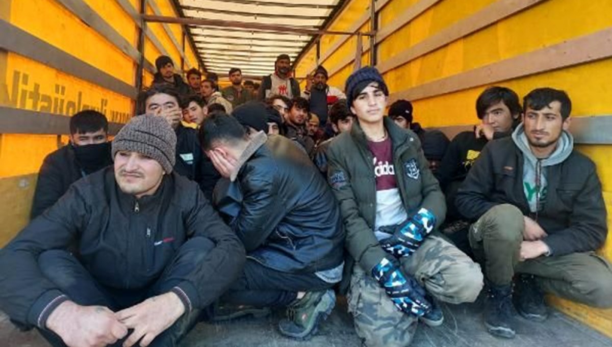 Diyarbakır'da TIR dorsesinde 72 kaçak göçmen yakalandı Diyarbakır'da TIR dorsesinde 72 kaçak göçmen yakalandı