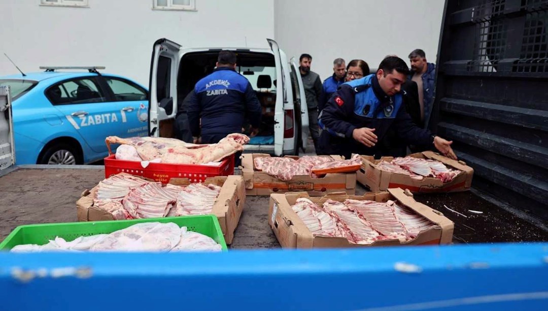 Lastiği patlayınca yardım için duran ekiplere yakalandı! Kilolarca ete el konuldu