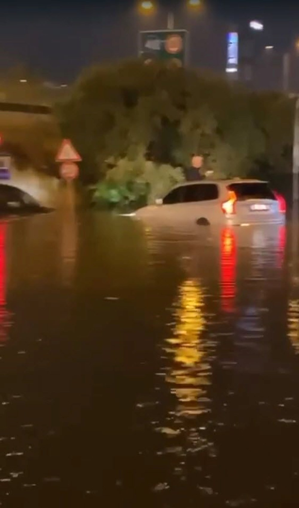 Sağanak yağış birçok ilde hayatı felç etti: Cadde ve sokaklar göle döndü, hastaneyi su bastı - 24